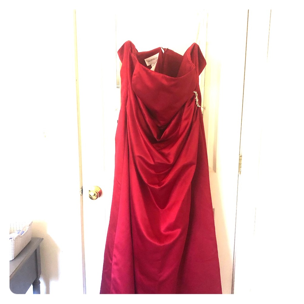 Apple (Red) David’s Bridal Bridesmaid Gown Sz 26.